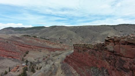 Sobrevuelo-Sobre-Una-Gran-Formación-Rocosa-En-Colorado