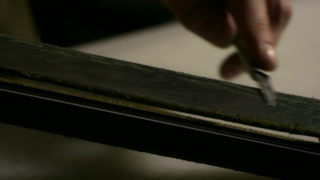 afilar el cuchillo de plantilla. cerrar la cuchilla de acero movimiento de estropeo