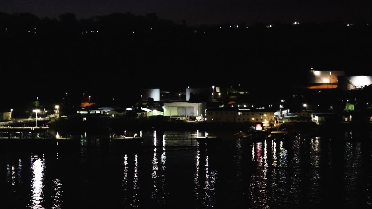 サンディエゴ海軍基地が夜にライトアップされる