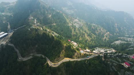 una toma aérea de un dron de nh22, shimla a spiti. tráfico en las montañas.