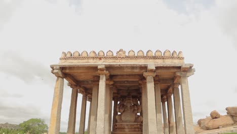 Schwenkansicht-Des-Sasivekalu-Ganesha-Tempels-In-Hampi