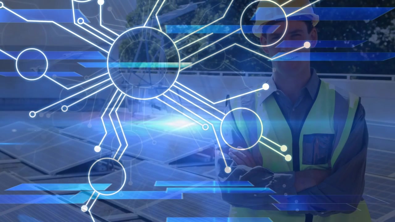 Animación de conexiones de microprocesador sobre un ingeniero de pie cerca de paneles solares en el tejado.