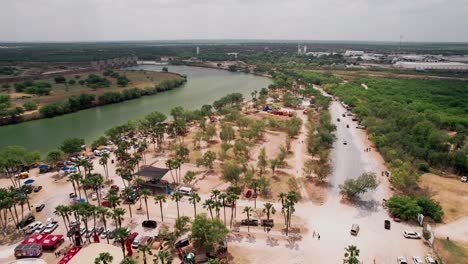 Hermoso-Camping-Junto-Al-Río-Con-Vistas-Al-Río-Bravo-Y-La-Planta-Hidroeléctrica-Al-Fondo