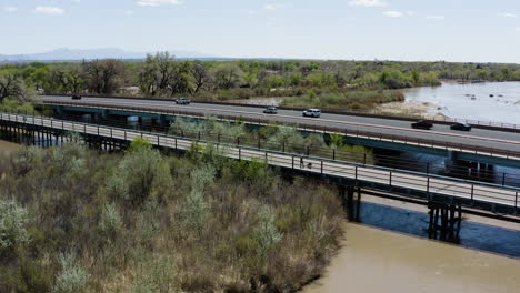 puente de carretera que cruza el río grande en nuevo méxico - antena
