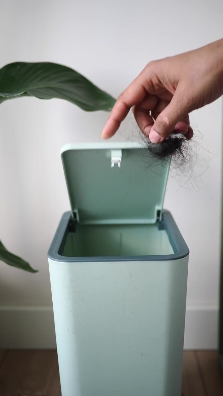 Persona che Getta i Capelli in un Piccolo Cestino