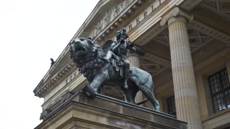 tiro exterior de la estatua del león de la casa de conciertos konzert en berlín alemania 3