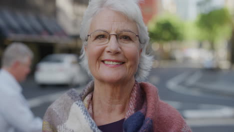 Retrato-De-Una-Anciana-Feliz-Sonriendo-Alegre-Disfrutando-De-Una-Jubilación-Exitosa-Estilo-De-Vida-Urbano-Mujer-De-Mediana-Edad-Que-Viaja-Al-Trabajo-En-Las-Calles-De-La-Ciudad