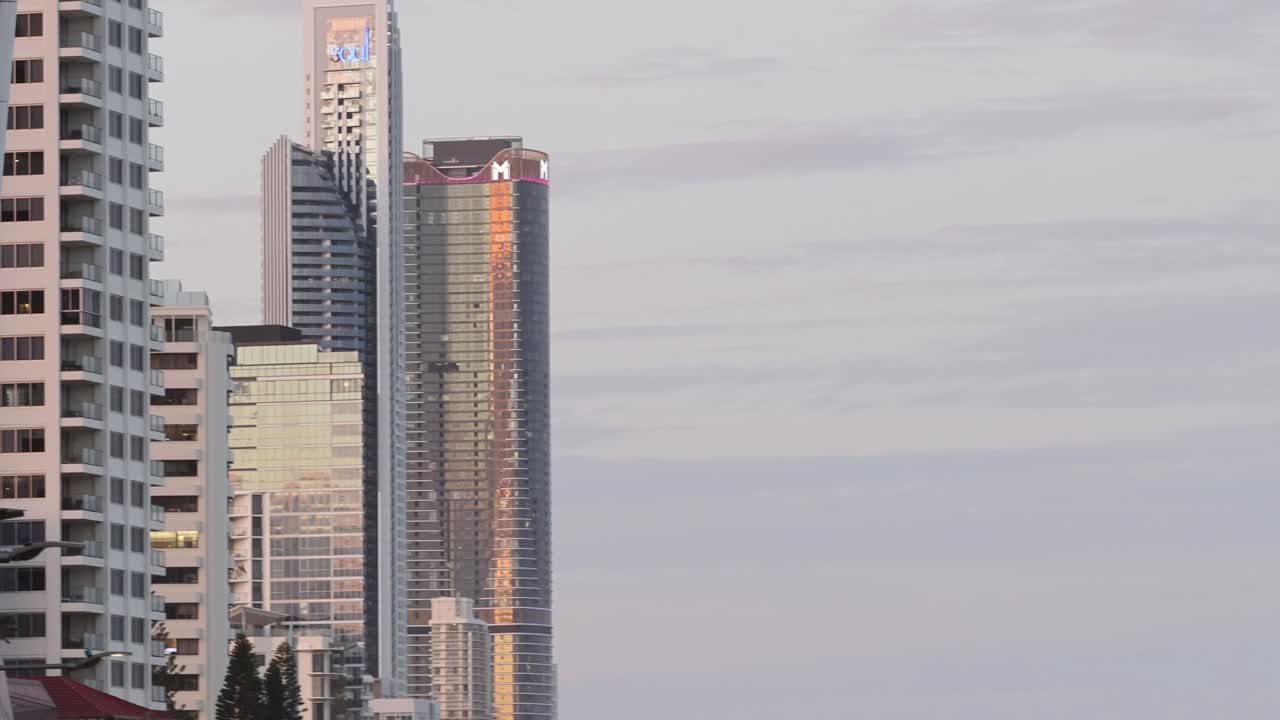 rascacielos que reflejan la luz del atardecer en el horizonte urbano