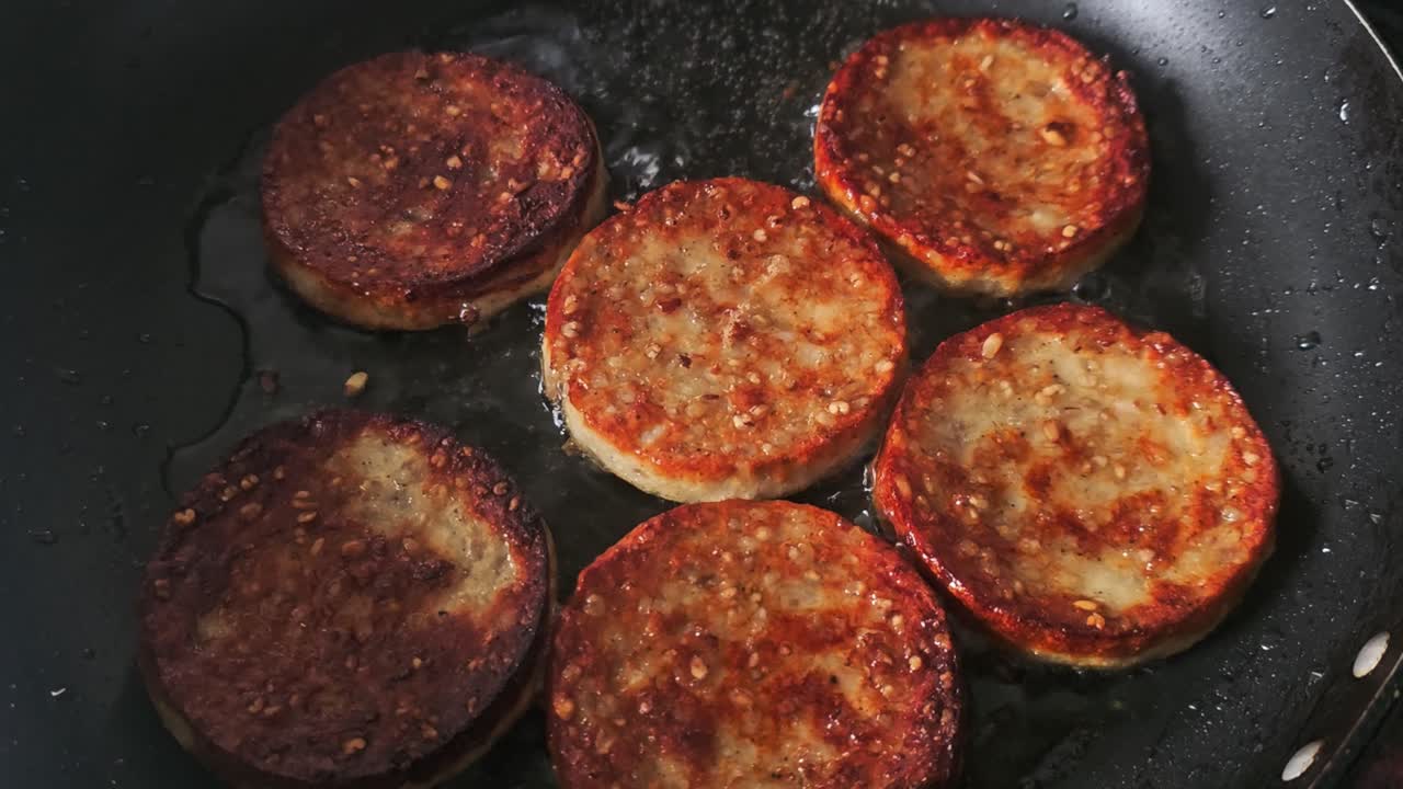 Video a mano di sanguinaccio bianco cotto in padella con olio