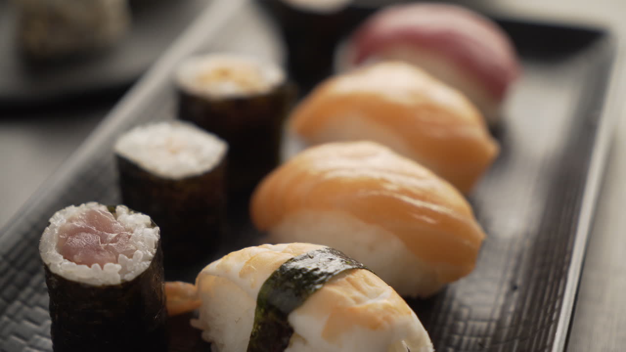 Cena in un ristorante giapponese. Si mangia sushi