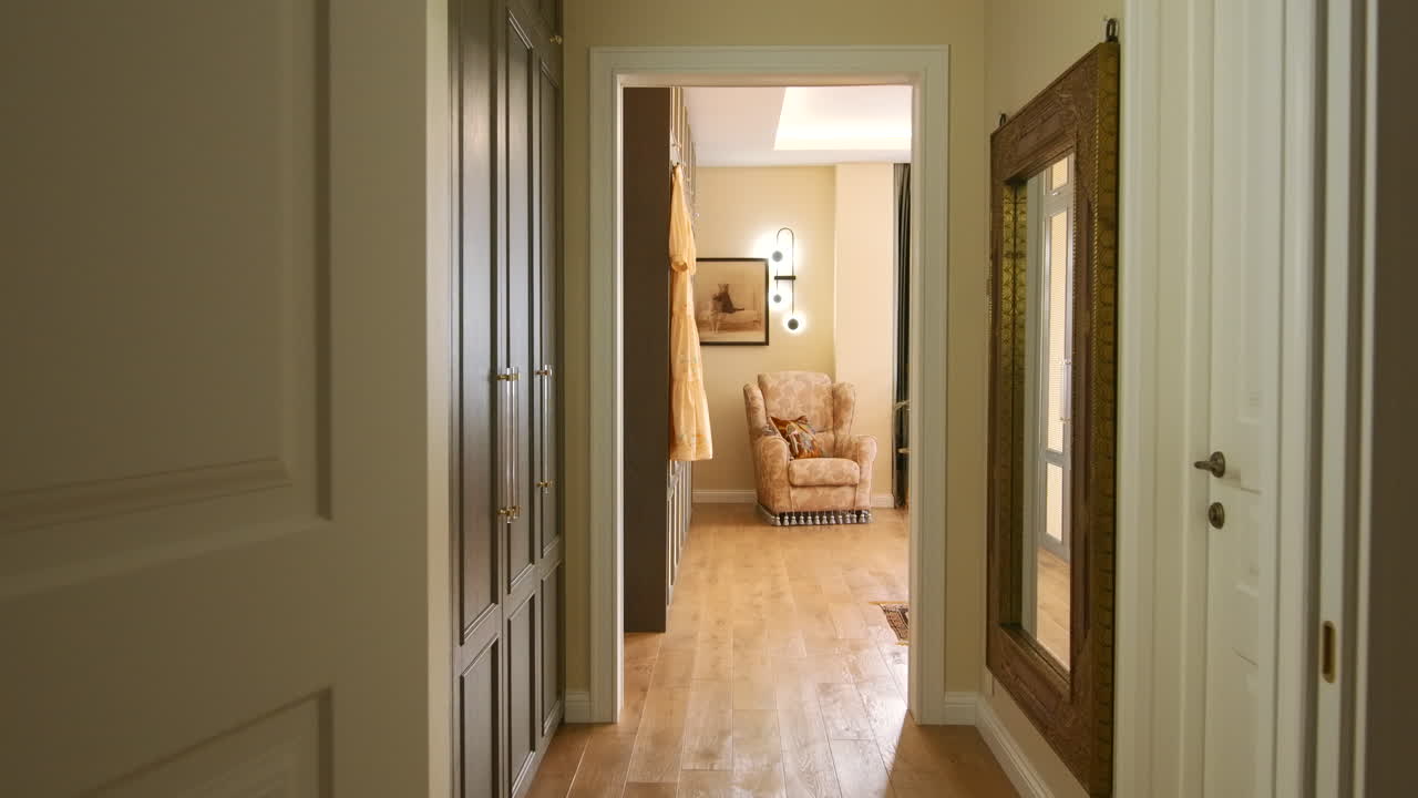 элегантный коридор с шкафом и креслом