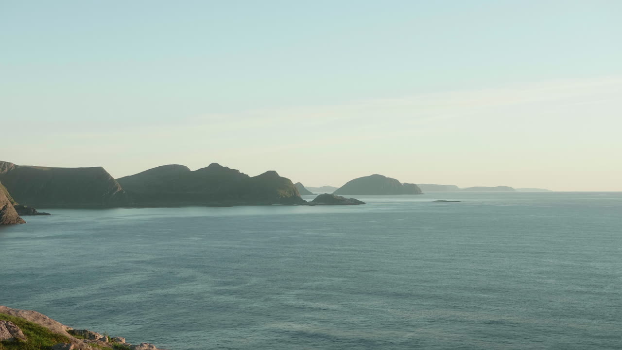 노르웨이 해안선 과 절벽 풍경, 북 케이프, 스칸디나비아 의 아름다운 일몰 분위기 의 공중 전망