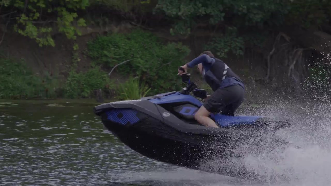 Semprotan dan percikan jet ski dalam gerak lambat