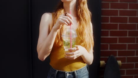mujer disfrutando de una bebida refrescante al aire libre