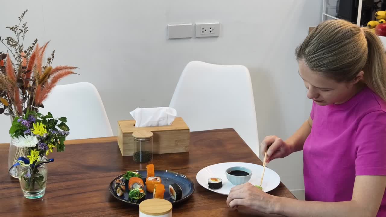 수시를 먹는 여자