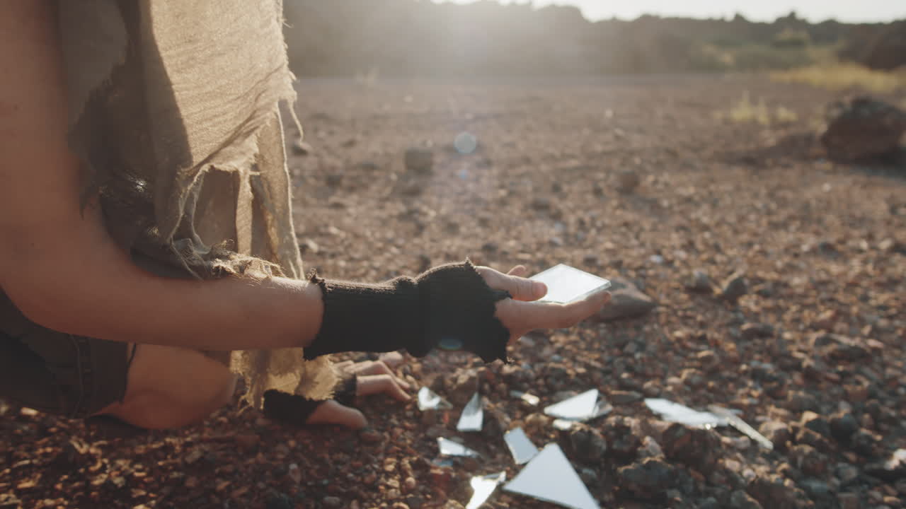 디스토피아 세계 에서 깨진 거울 조각 을 보는 여자