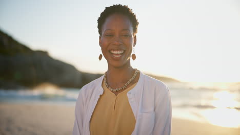 Mujer-Negra,-Cara-Y-Feliz-Por-Reírse-En-La-Playa.