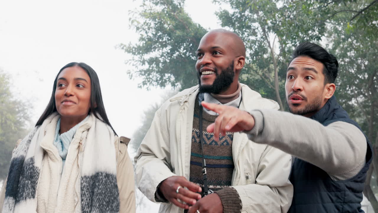 친구 들, 카메라 와 숲 에서 사진 촬영