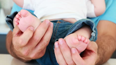 padre jugando con los dedos de los pies de sus niños