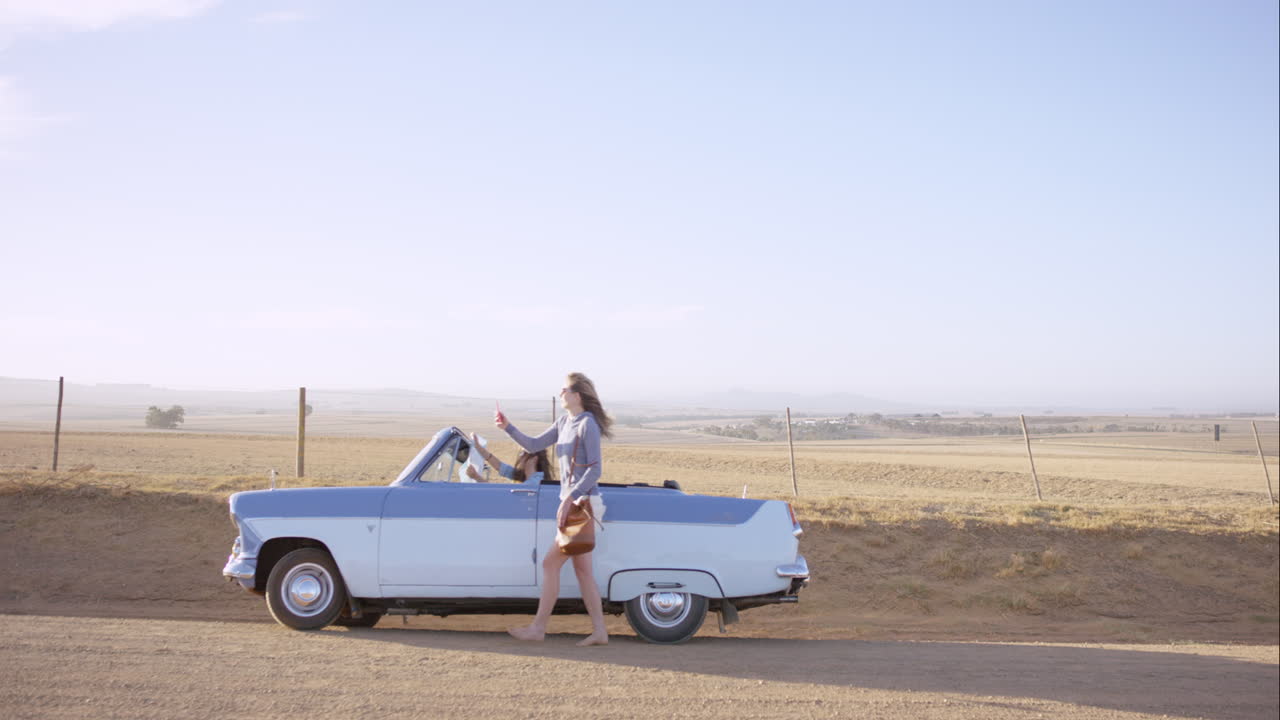 여자 친구들이 길거리에서 길을 잃고 연결이 끊어져 지도와 셀 ⁇ 러 신호를 찾고 있습니다.