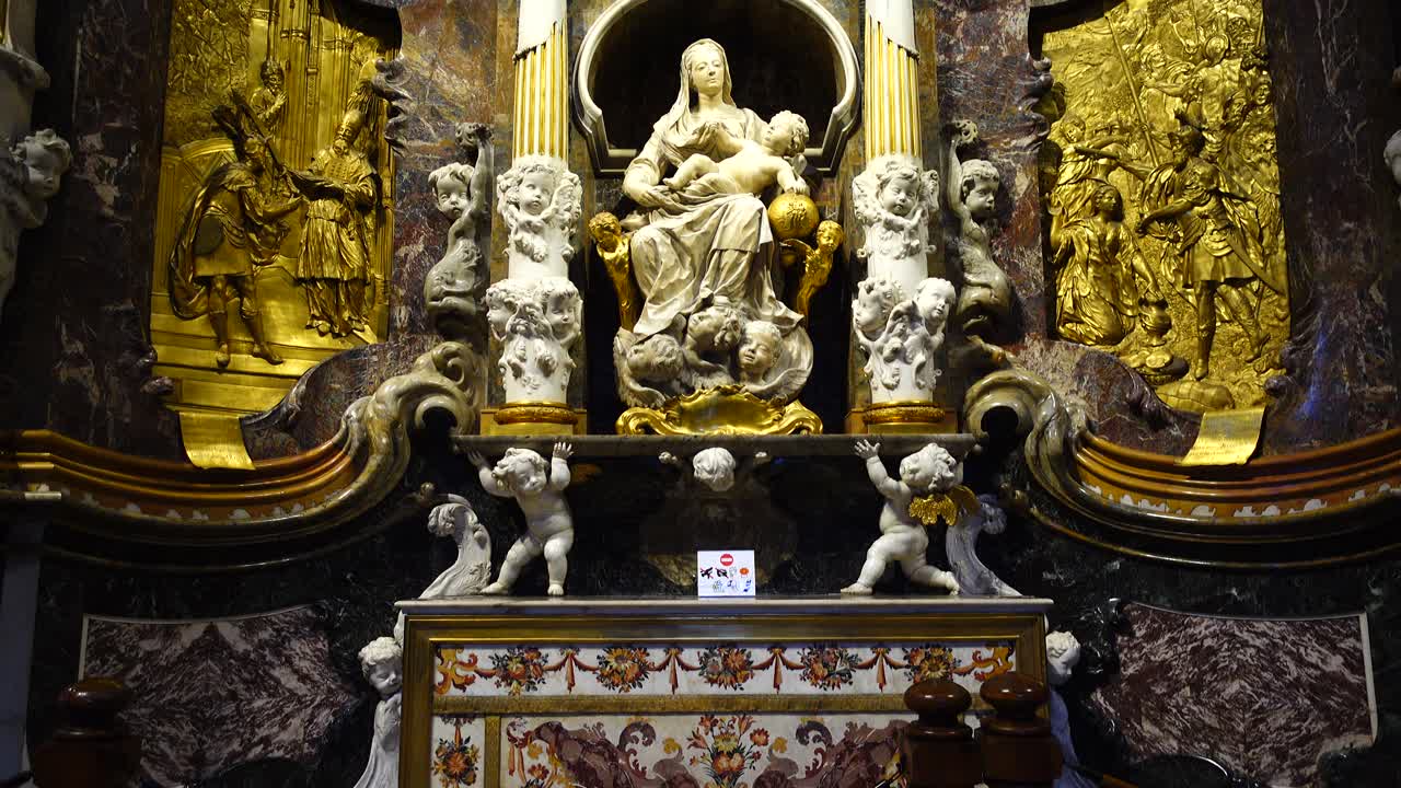 Interno della Cattedrale Primaziale di Santa Maria. Altare della cappella del Transparente nella Cattedrale