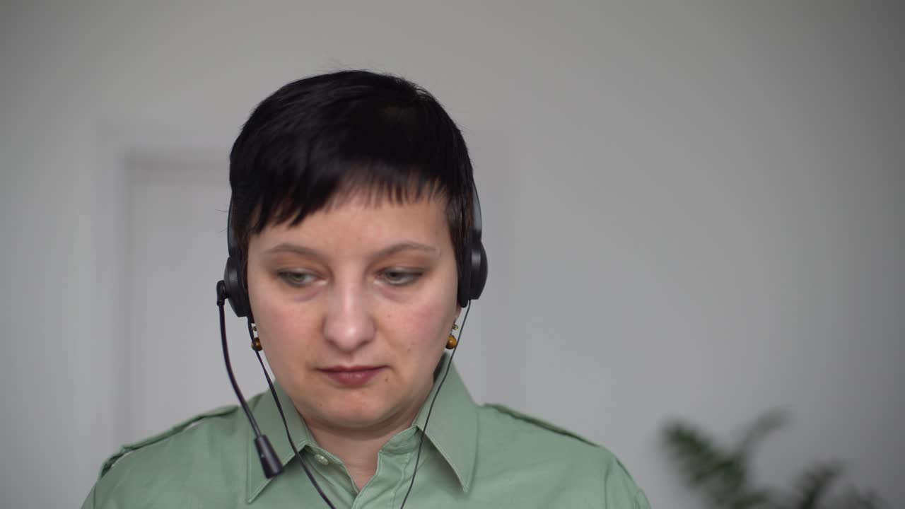 sonriente confiada joven mujer de negocios en línea maestra solicitante de empleo gerente hablar con el cliente hacer videoconferencia chatear hablar durante la entrevista de trabajo a distancia mirar la cámara en la oficina, vista de cámara web