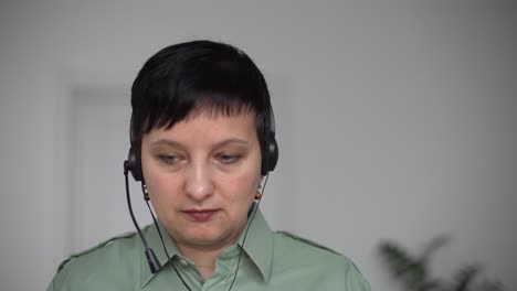 sonriente confiada joven mujer de negocios en línea maestra solicitante de empleo gerente hablar con el cliente hacer videoconferencia chatear hablar durante la entrevista de trabajo a distancia mirar la cámara en la oficina, vista de cámara web