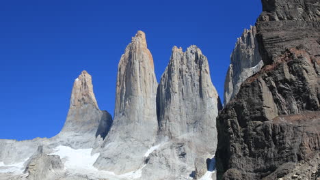 Las-Impresionantes-Torres-Del-Mirador-Las-Torres-En-El-Parque-Nacional-Torres-Del-Paine,-Patagonia,-Chile