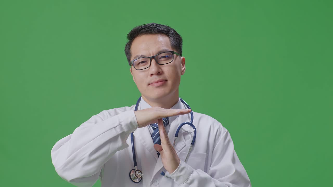 의사가 타임아웃 제스처를 수행하고 있습니다.