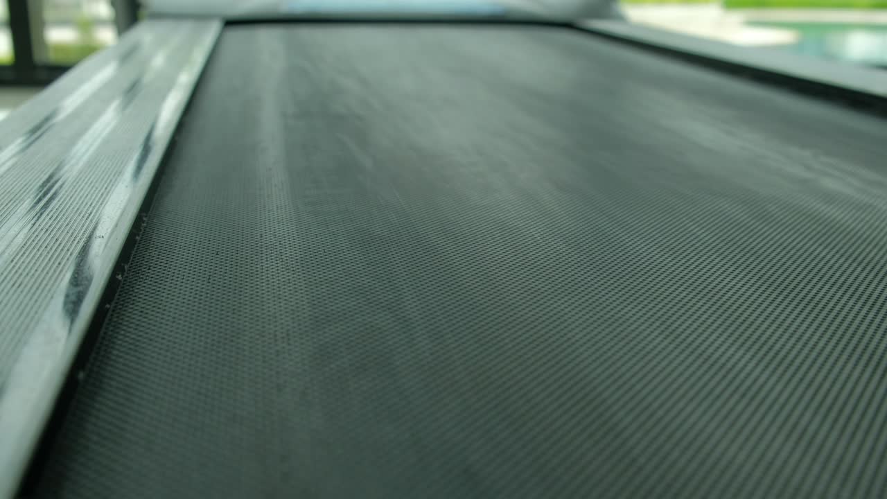 피트니스 에 있는 트레드밀.