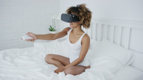 Mujer-Sonriente-En-Gafas-Vr-En-Cama