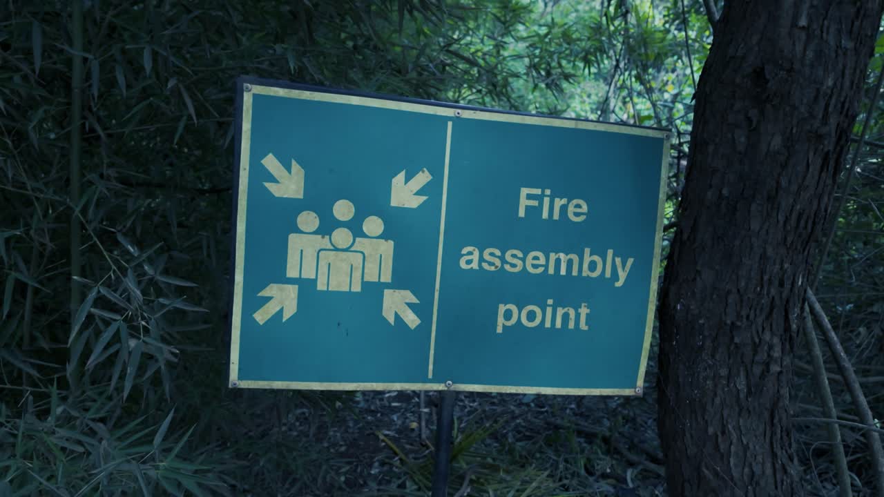 케냐 나이로비의 카루라 숲 지역의 화재 모임 지점을 표시하는 상징