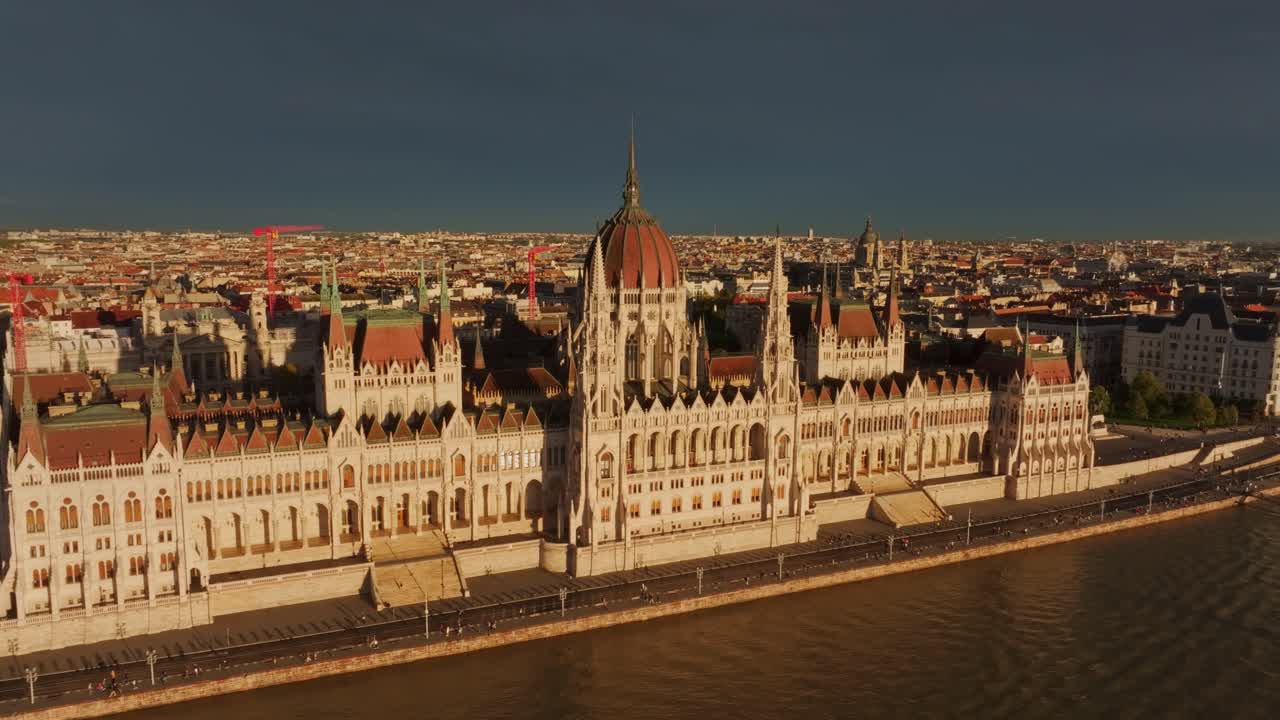Palazzo del Parlamento di Budapest lungo il fiume Danubio all'ora d'oro