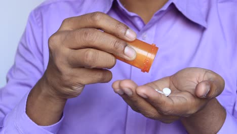 hombres jóvenes que toman pastillas médicas