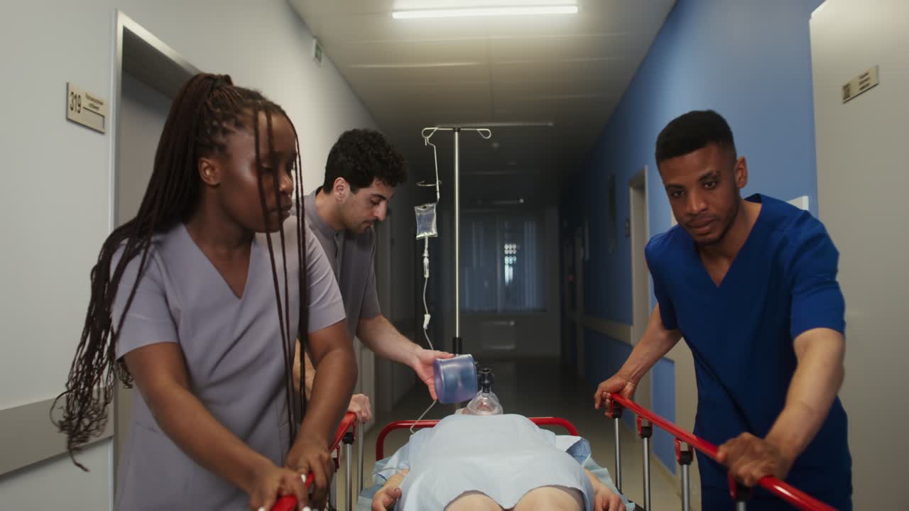 Equipe Hospitalar Empurrando Paciente em Maca
