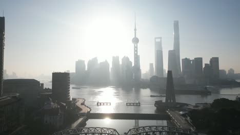 El-Bund-De-Shanghai-Al-Amanecer,-Capturado-Por-Un-Dron,-Revela-Un-Panorama-Impresionante-Del-Histórico-Paseo-Marítimo-De-La-Ciudad.