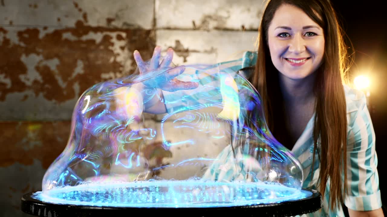 artista femenina en el espectáculo de magia de burbujas de jabón