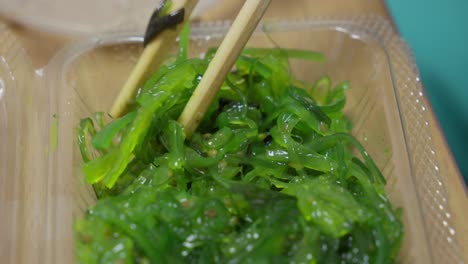 japanese wakame seaweed dish served in soup or salad