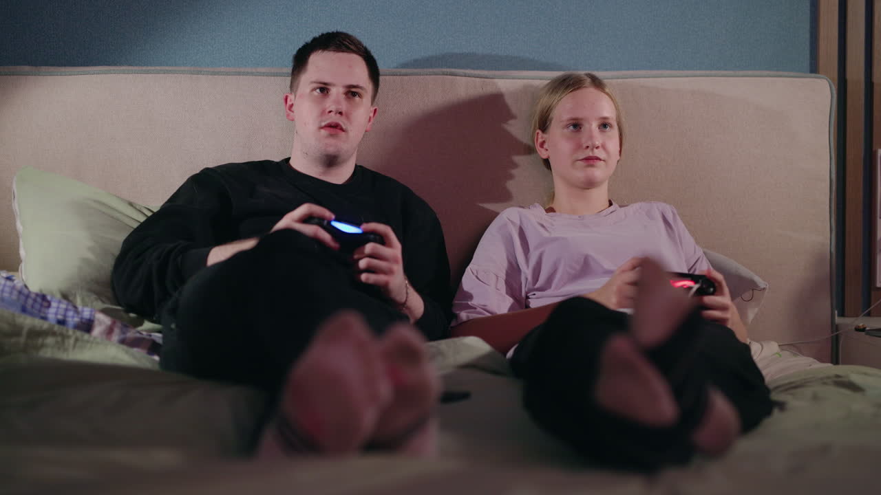 pareja jugando en la cama por la noche