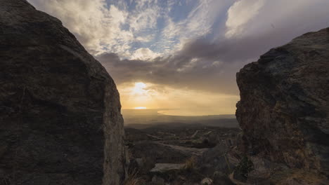 Timelapse-Atardecer-Entre-Rocas-Mar-Distancia-Nubes-Moviendo-Tesalónica-Grecia