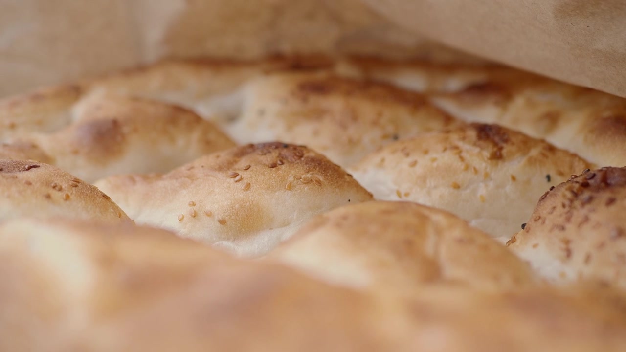 Lähikuva lämpimästä perinteisestä pide-leivästä seesaminsiemenillä