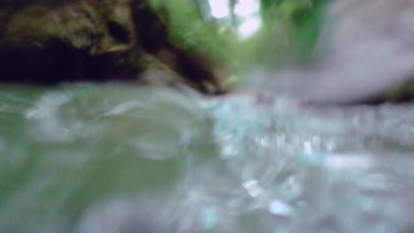 aguas prístinas de río jima en el bosque tropical cerca de bonao, república dominicana