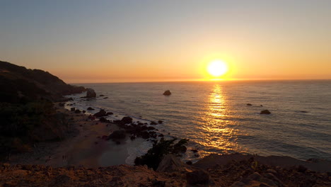 Impresionante-Puesta-De-Sol-De-Verano-A-Lo-Largo-De-La-Costa-Norte-De-California-En-Una-Tranquila-Noche-De-Verano---4k