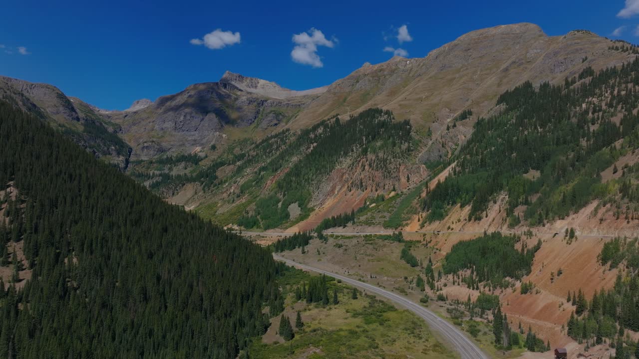 Veduta dall'alto di un'autostrada alpina lungo i ripidi pendii delle Montagne San Juan, Million Dollar Highway, Colorado, USA.