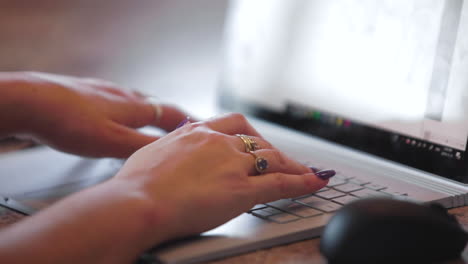 Manos-De-Una-Mujer-De-Negocios-Escribiendo-En-Una-Laptop-En-Casa