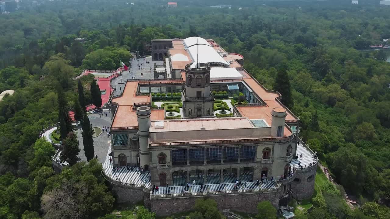 una toma de un dron del castillo de chapultepec en méxico