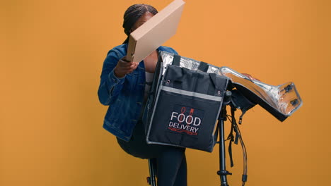 mujer entrega comida con bolsa de mensajería