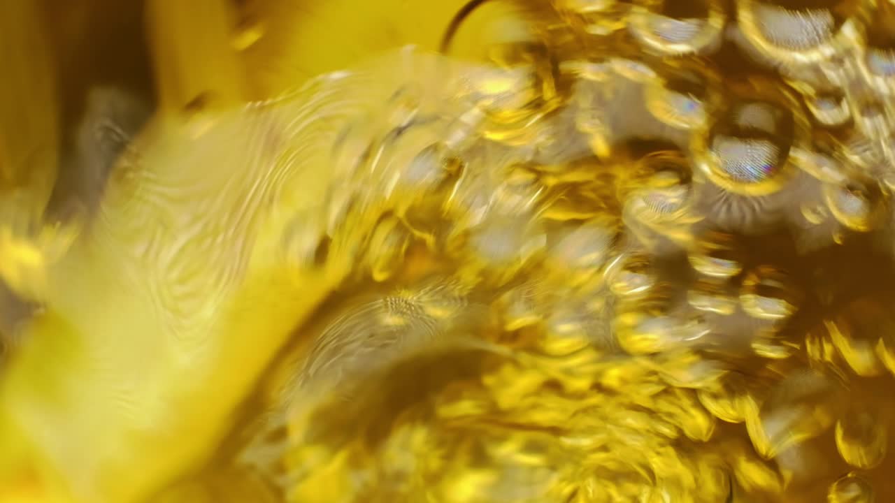 замедленная съемка: орбитальный шейкер для смешивания, встряхивания, смешивания биологических образцов в стеклянной колбе на фармацевтической фабрике, медицинский крупный план