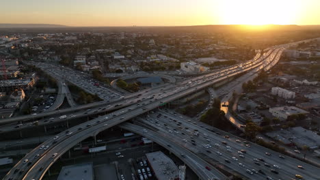 Los-Angeles-Al-Atardecer-Por-La-Autopista-10