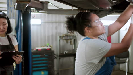 mujeres trabajando en un vehículo